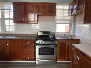 Private kitchen - ABH House a Cozy studio in nice Portsmouth with WiFi access (Portsmouth)