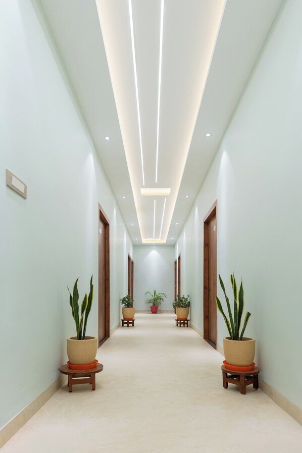 Egyptian cotton sheets, premium bedding, down duvets, memory-foam beds - HOTEL SHIVA NILAY INN (Gorakhpur)