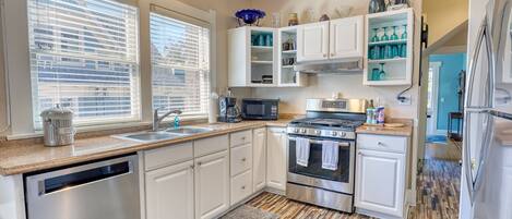 Family House, 6 Bedrooms, Fireplace | Private kitchen | Fridge, microwave, oven, stovetop