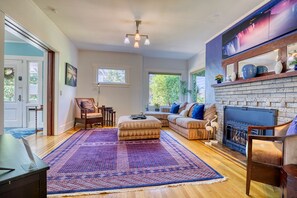 家庭單棟房屋, 6 間臥室, 壁爐 | 客廳 | 49 吋智能電視連數碼電視頻道、壁爐、書籍