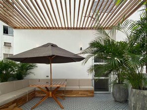 Outdoor dining - w* |  Harmonious 3BR w/ Cozy Terrace in Bocagrande (Cartagena de Indias)