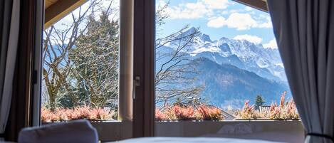 2 soverom, skrivebord, strykejern/-brett og reiseseng for barn