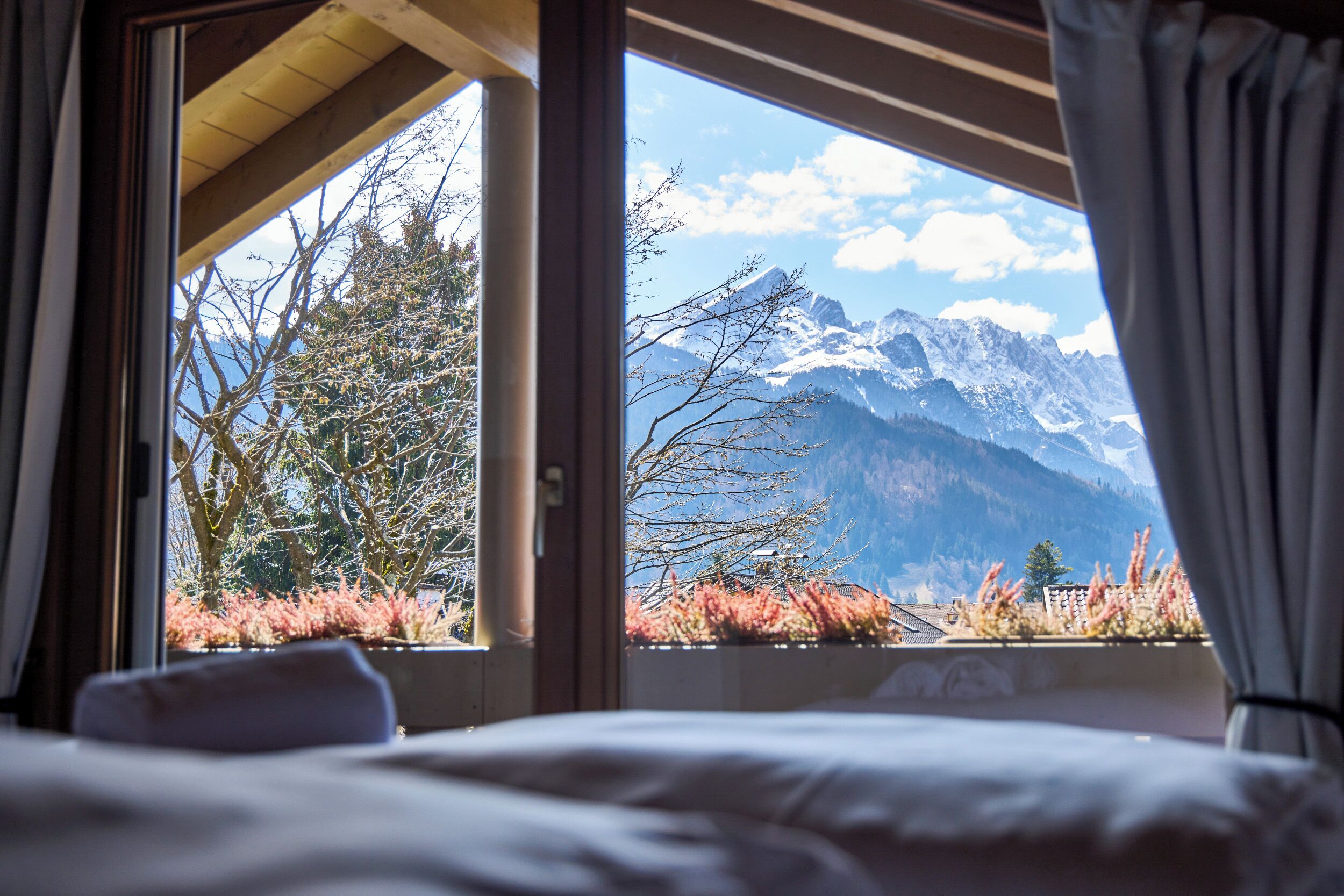 2 chambres, bureau, fer et planche à repasser, lit de bébé portatif