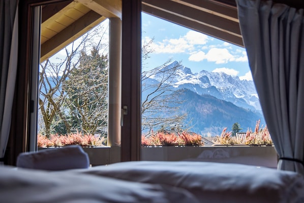 2 habitaciones, escritorio y tabla de planchar con plancha 