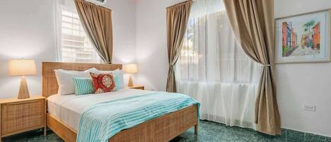 3 quartos, ferros/tábuas de passar roupa, berço de viagem