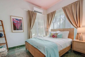 3 habitaciones, tabla de planchar con plancha y cuna de viaje 