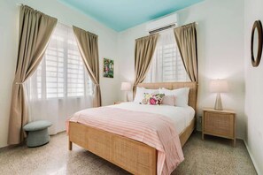 2 habitaciones, tabla de planchar con plancha y cuna de viaje 