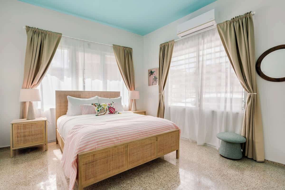 2 habitaciones, tabla de planchar con plancha y cuna de viaje 