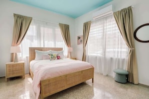 2 habitaciones, tabla de planchar con plancha y cuna de viaje 