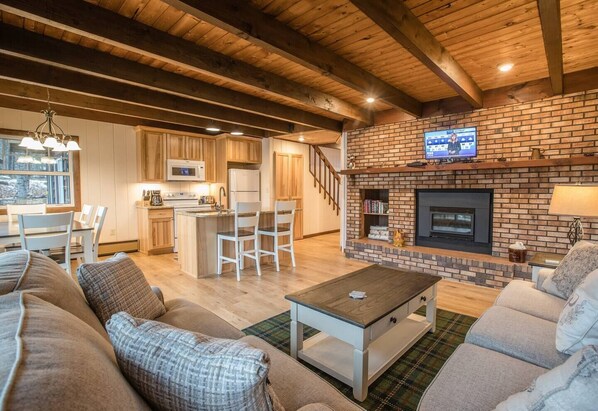 Een smart-tv en een open haard