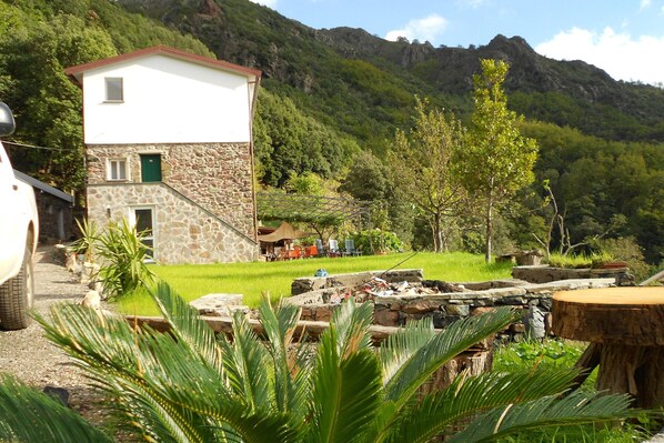 A two-story building with a stone facade and a small window. - Hillside Retreat Near 5 Terre (Casarza Ligure)