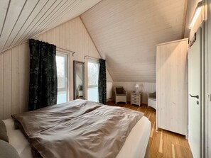 2 habitaciones, tabla de planchar con plancha y cuna de viaje