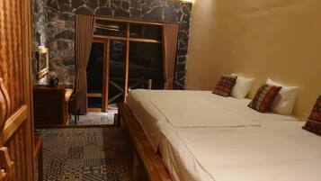 Habitación Deluxe con 1 cama matrimonial o 2 individuales, vista a la colina | Escritorio, espacio para trabajar con laptop y wifi gratis