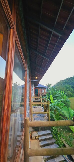 Escritorio, espacio para trabajar con laptop y wifi gratis