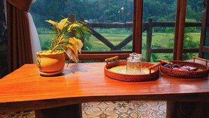 Uma mesa de madeira com um vaso de planta, um pote de vidro e cestos trançados.