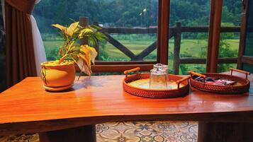 Bungalows Deluxe | Desk, laptop workspace, free WiFi