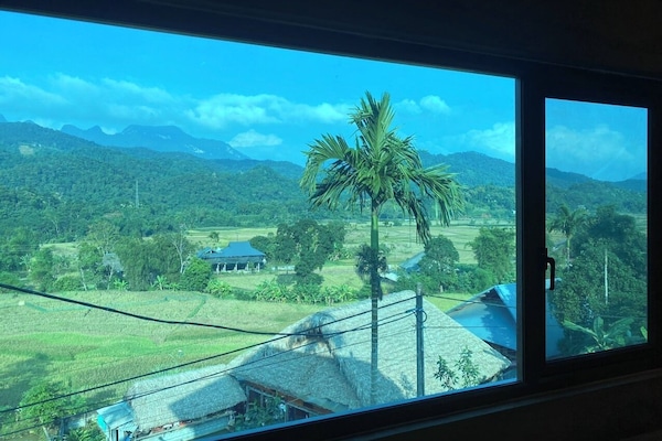 Quarto casal ou duplo luxo, vista para a colina | Escrivaninha, espaço de trabalho para notebook, Wi-Fi de cortesia