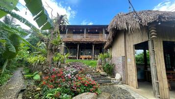 Vista frontal de la propiedad