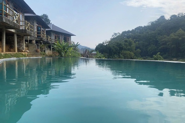 En säsongsöppen utomhuspool