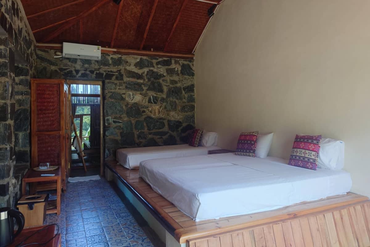 Camera Deluxe con letto matrimoniale o 2 letti singoli, vista collina | 1 camera, una scrivania, postazione laptop, Wi-Fi gratuito