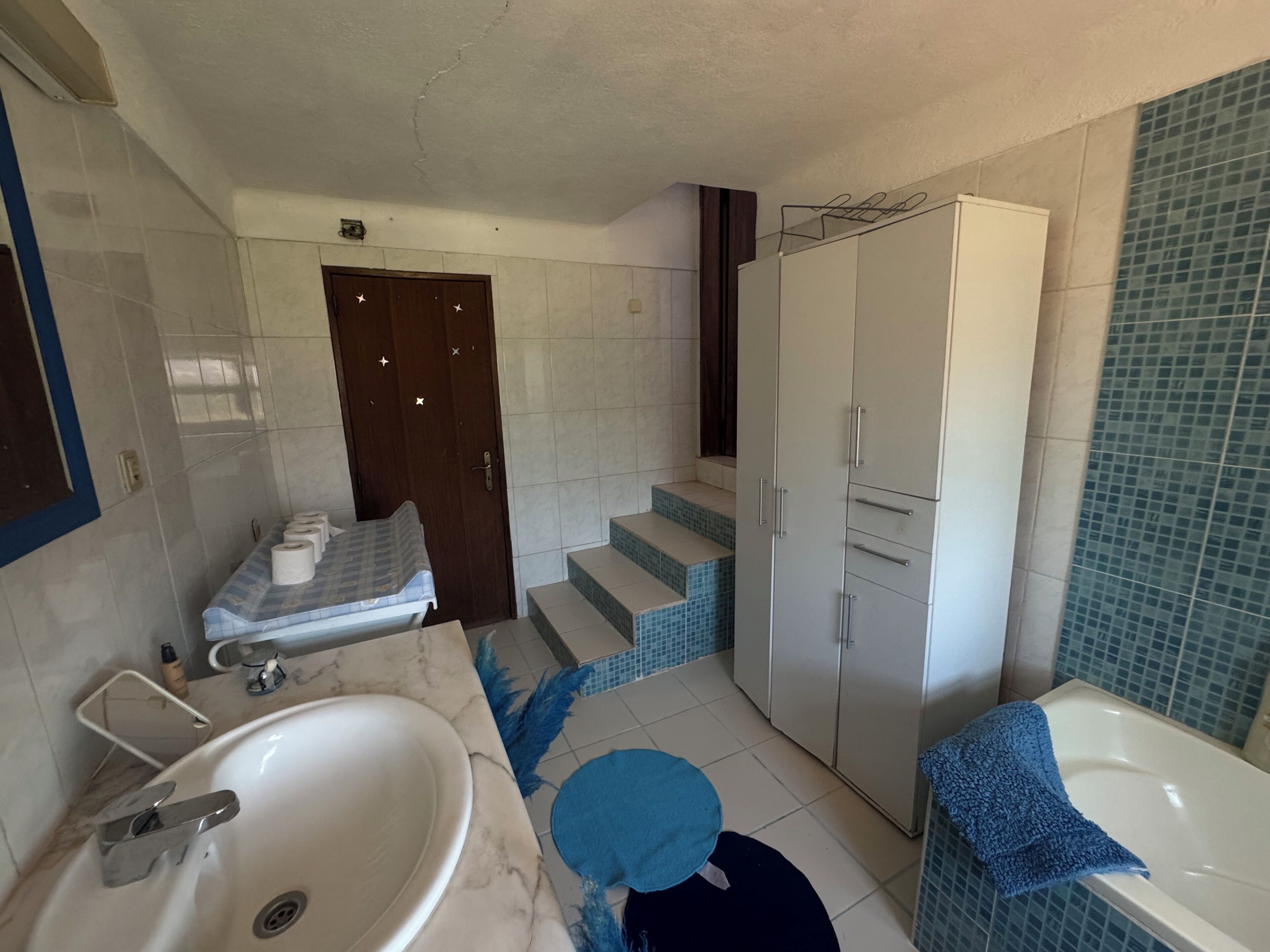 毛巾、肥皂、洗发水、卫生纸