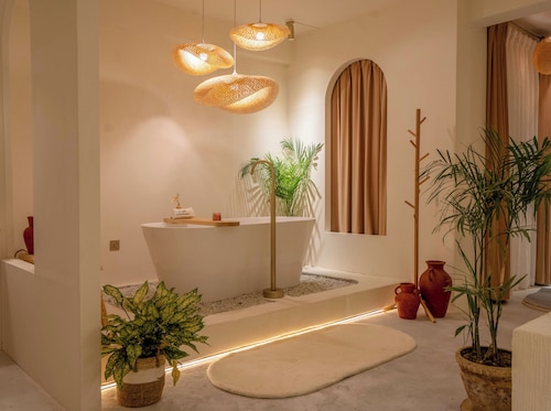 Luxury 2BHK Escape w/ Hot Tub, Free Wi-Fi, AC