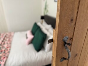3 makuuhuonetta, työpöytä, silitysrauta/-lauta, Wi-Fi