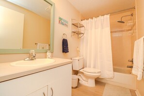 Douche, séchoir à cheveux, savon