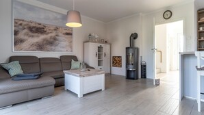 Una sala moderna con un sofá, una mesa de centro y una chimenea.