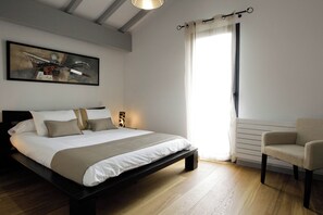 4 bedrooms, iron/ironing board, WiFi, bed sheets - Contemporary Basque villa with mountain views and heated pool! (Ascain)