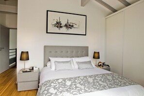 4 bedrooms, iron/ironing board, WiFi, bed sheets