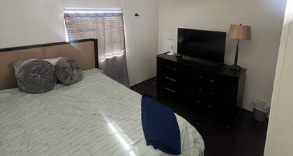 Cozy Queen room nestled close to Cal Poly Pomona, Claremont, & LaVerne Colleges