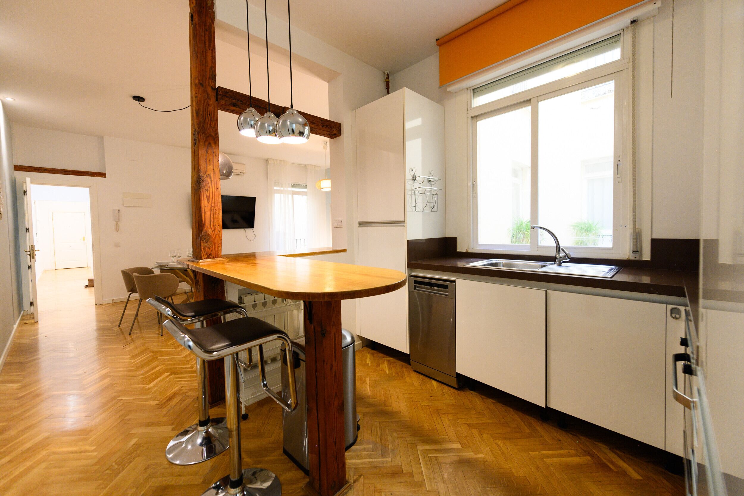 Een koelkast, een microgolfoven, een vaatwasser