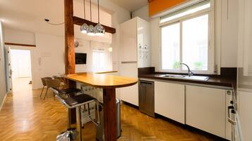 Een koelkast, een microgolfoven, een vaatwasser