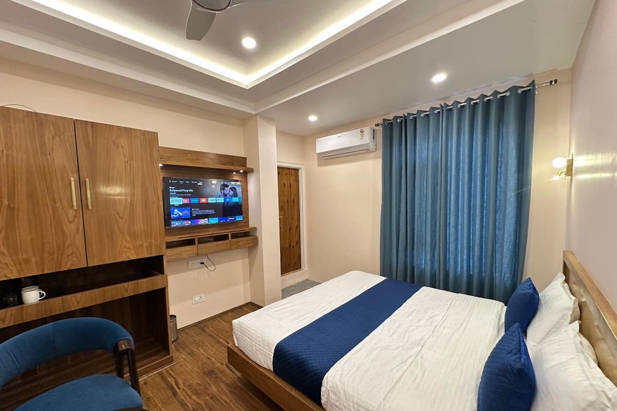 Desk, blackout drapes, iron/ironing board, free WiFi
