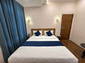 Habitación Deluxe, vista a la ciudad | Escritorio, cortinas blackout y tabla de planchar con plancha