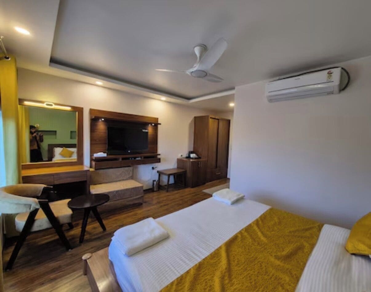 Superior Room, City View | Meja, langsir/tirai gelap terus, seterika/papan seterika, Wi-fi percuma 