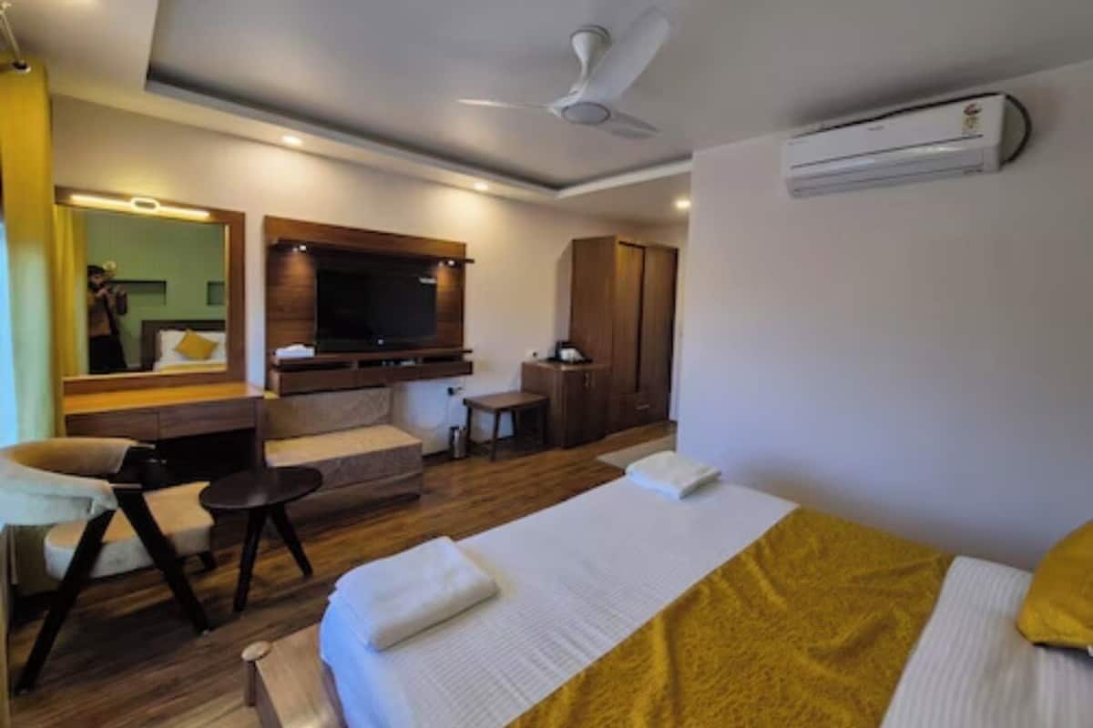 Superior Room, City View | Meja, langsir/tirai gelap terus, seterika/papan seterika, Wi-fi percuma