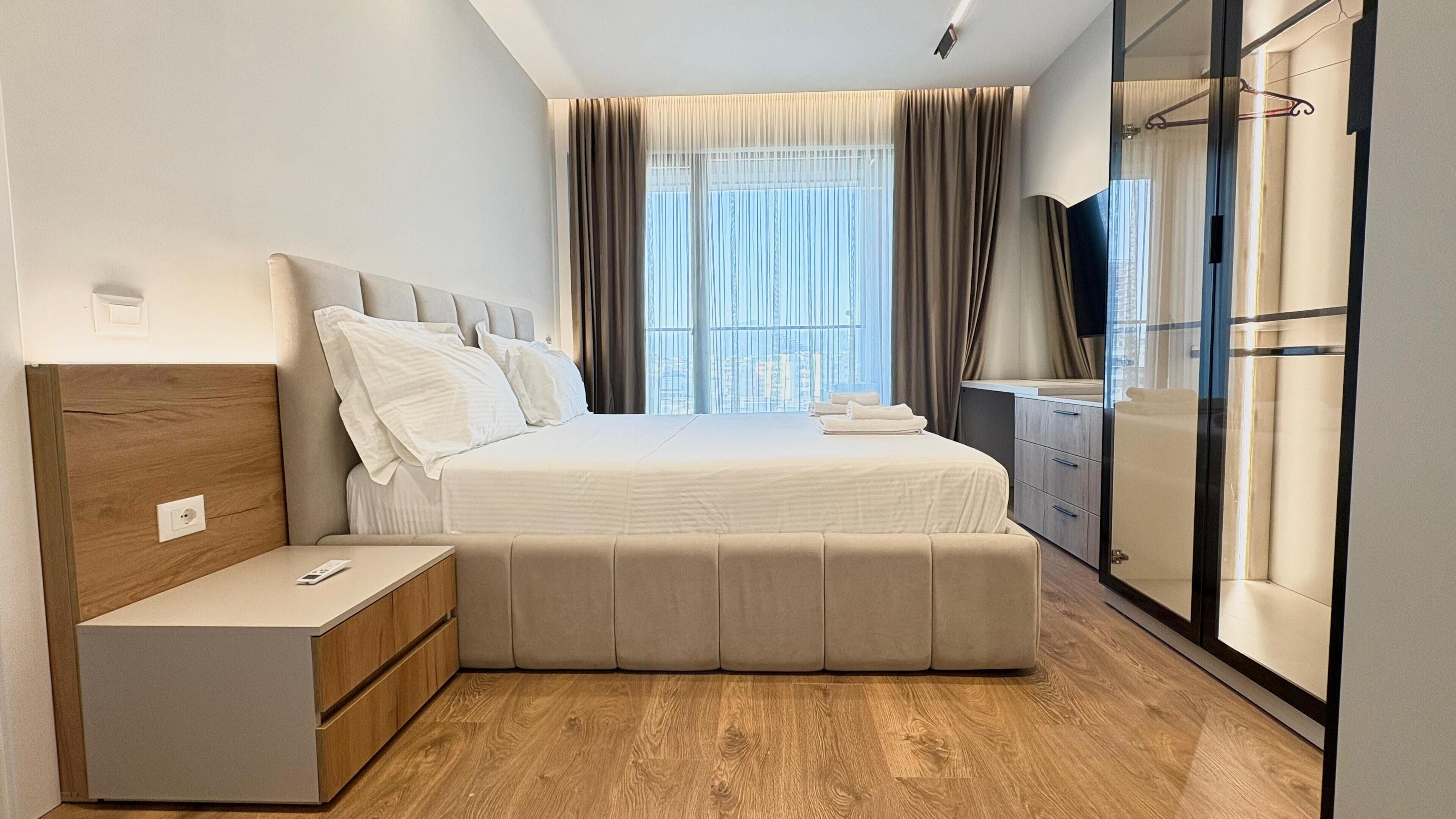 Three-Bedroom Apartment with View | Skrivebord, skrivebord for bærbar PC, lydisolert og wi-fi (inkludert)