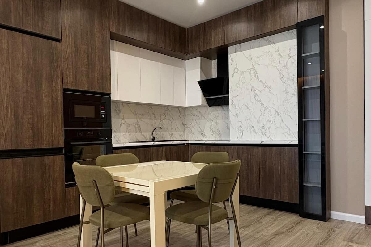 Eenvoudig appartement, balkon, uitzicht op stad | 3 slaapkamers, een bureau, een laptopwerkplek, geluiddichte muren