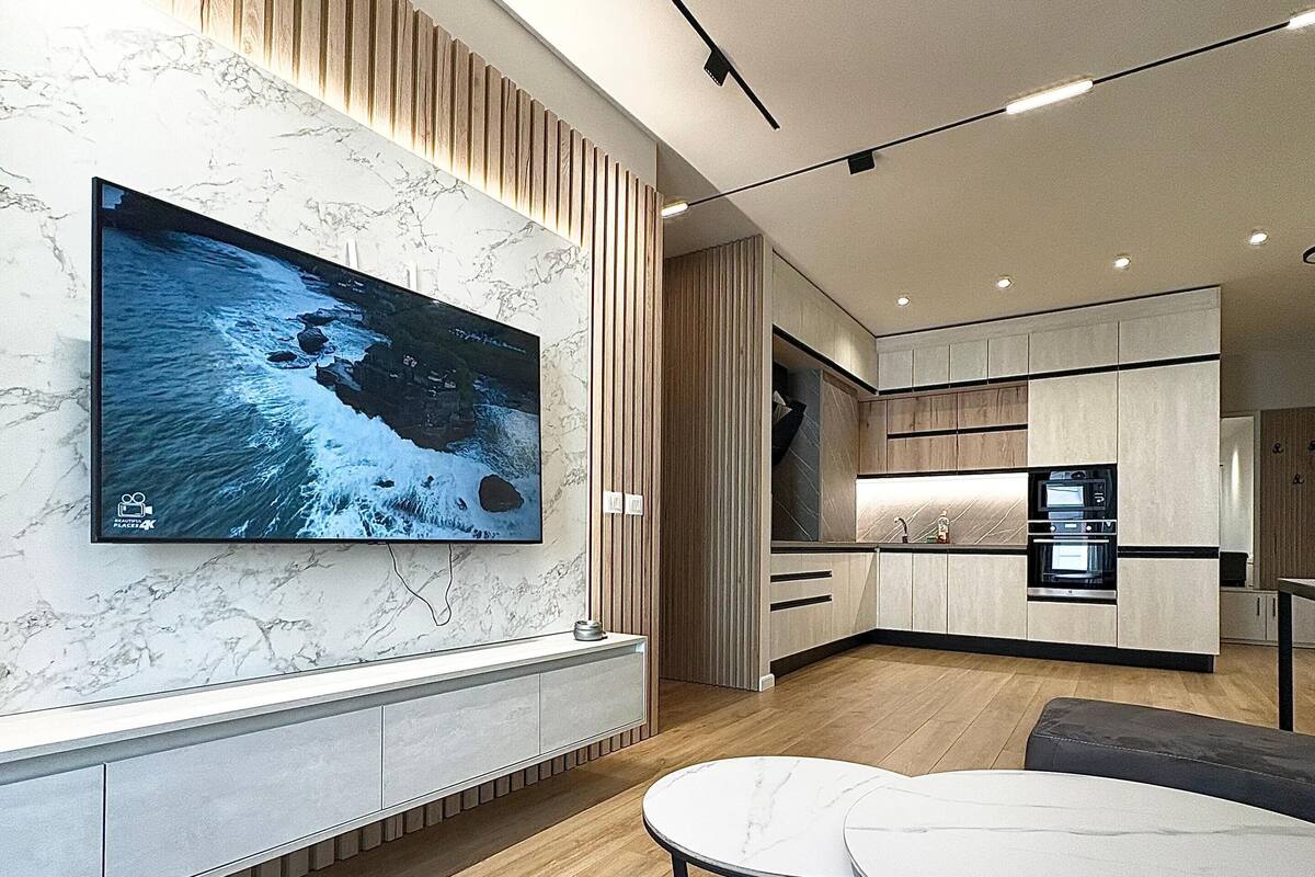Apartamento, sacada | Área de estar | TV de tela plana 32 polegadas com canais a cabo