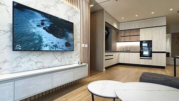 Apartment, Balcony | Ruang tamu | 32 inci televisyen skrin rata dengan kabel