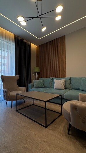 豪華公寓, 2 間臥室 | 起居區 | 32-吋平面電視，提供有線頻道