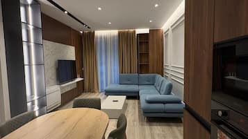 Apartment, Balcony | Living room | 32-inch flat-screen TV with cable channels