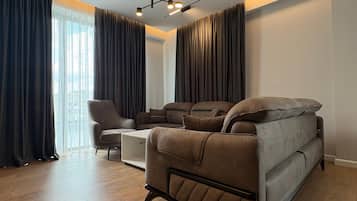 Three-Bedroom Apartment with View | Opholdsområde | 32-tommers fladskærms-tv med kabelkanaler