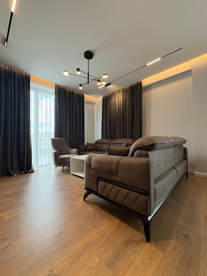 Three-Bedroom Apartment with View | 客廳 | 32 吋平面電視連有線電視頻道