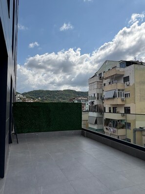 Three-Bedroom Apartment with View | 陽台