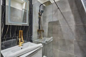 Bathroom - Superb Eiffel Tower Terrace Apartment (Paris)