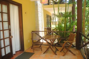 Outdoor dining - Casa Girassois, located in the center of Pipa, is a large oasis in the center (Tibau do Sul)