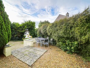 Outdoor dining - A stunning, upside-down five-bedroom home located in Pendoggett (bodmin)